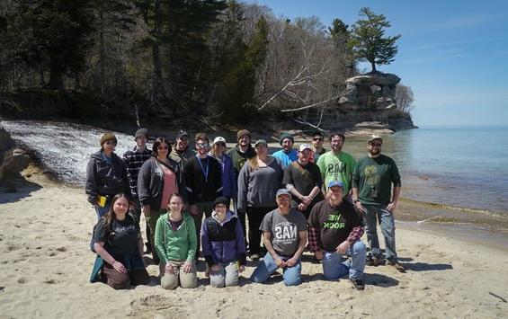 地质俱乐部成员在沙滩上摆姿势